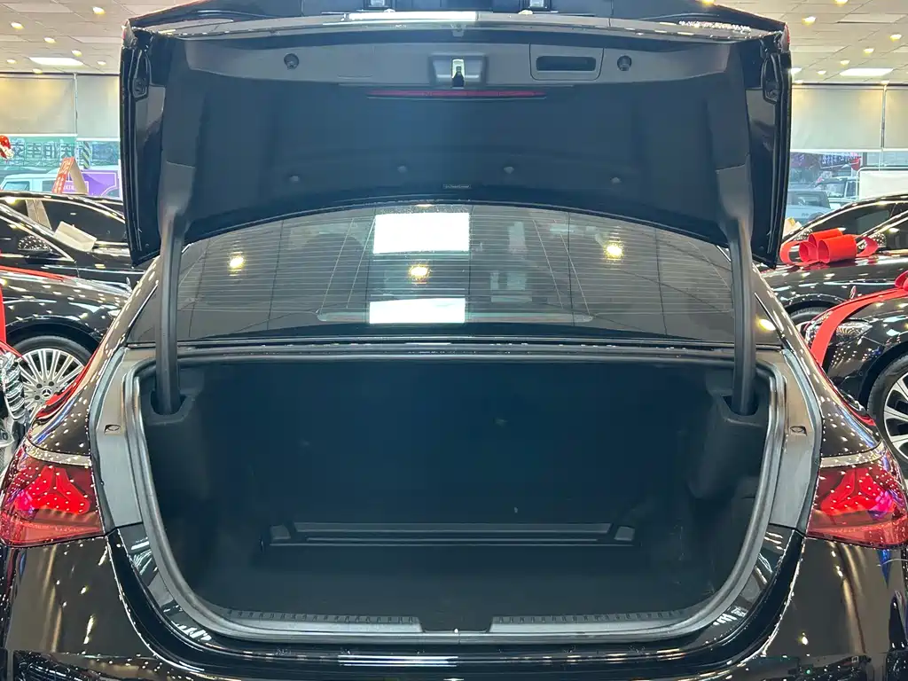 Mercedes-Benz E-Class — миниатюра 7