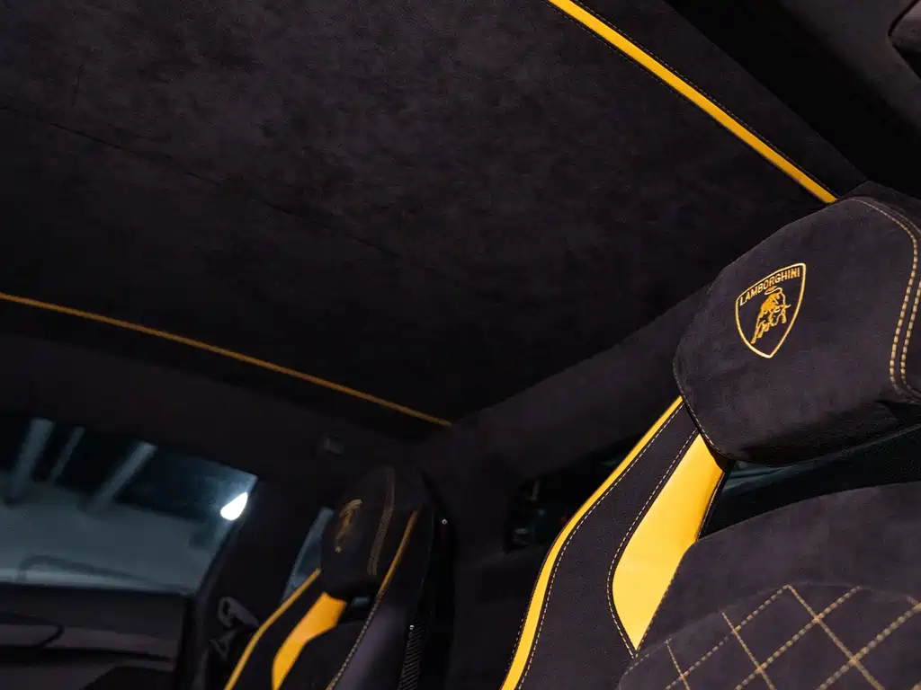 LAMBORGHINI AVENTADOR