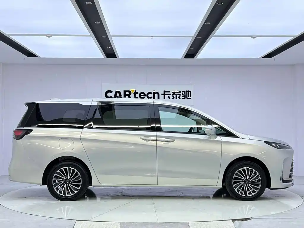 Buick GL8 Hybrid — миниатюра 5