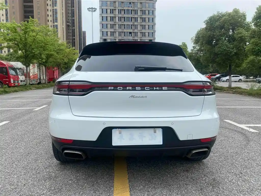 PORSCHE MACAN