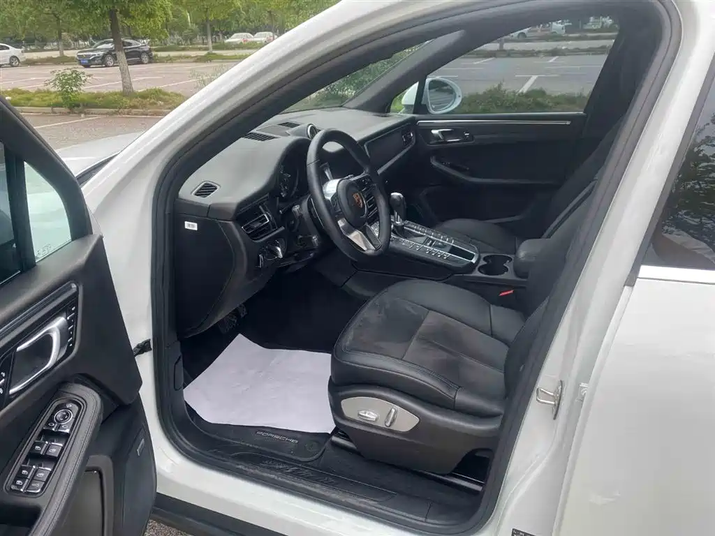 PORSCHE MACAN