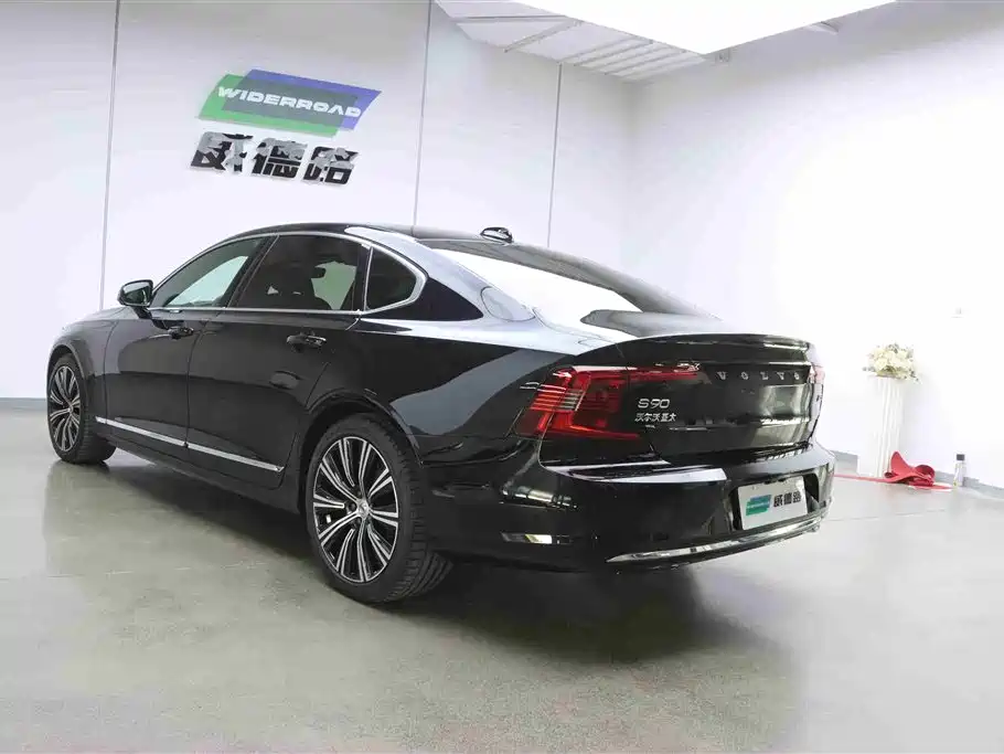 Volvo S90 2024 B5 Luxury