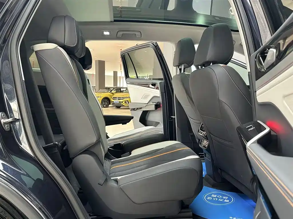 VOLKSWAGEN ID.6 CROZZ