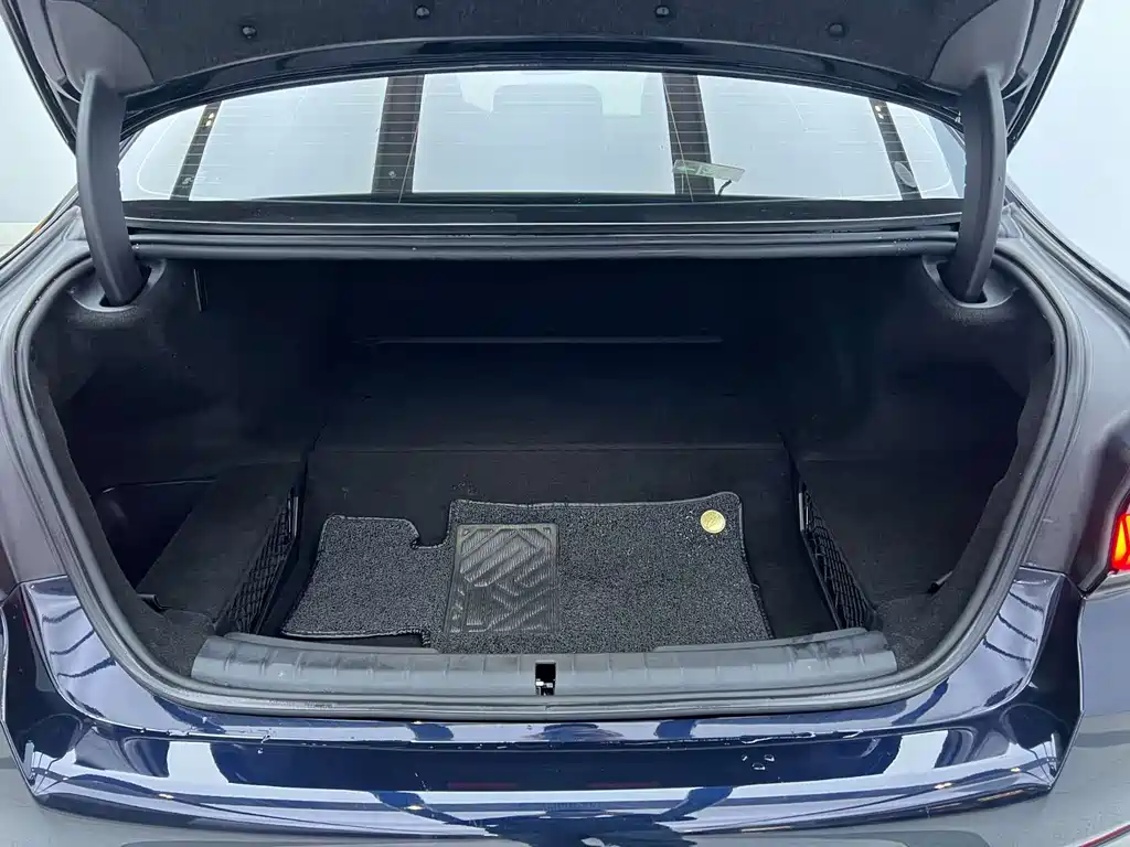 BMW 5 Series New Energy — миниатюра 24