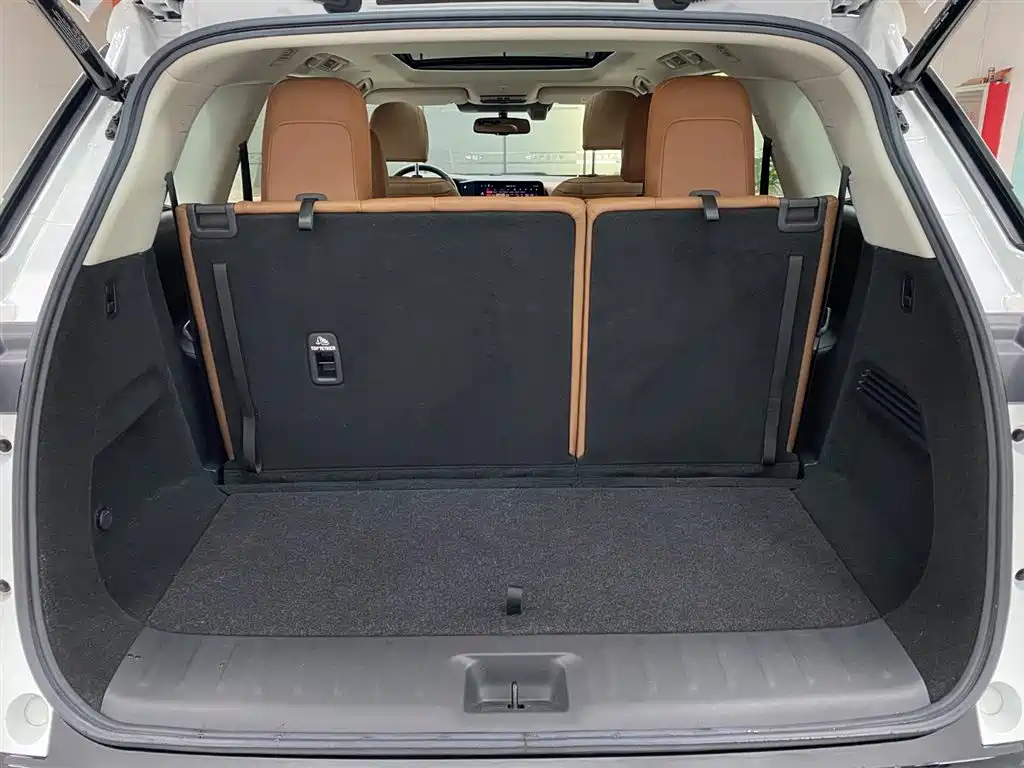 NISSAN EXPLORING THE LAND