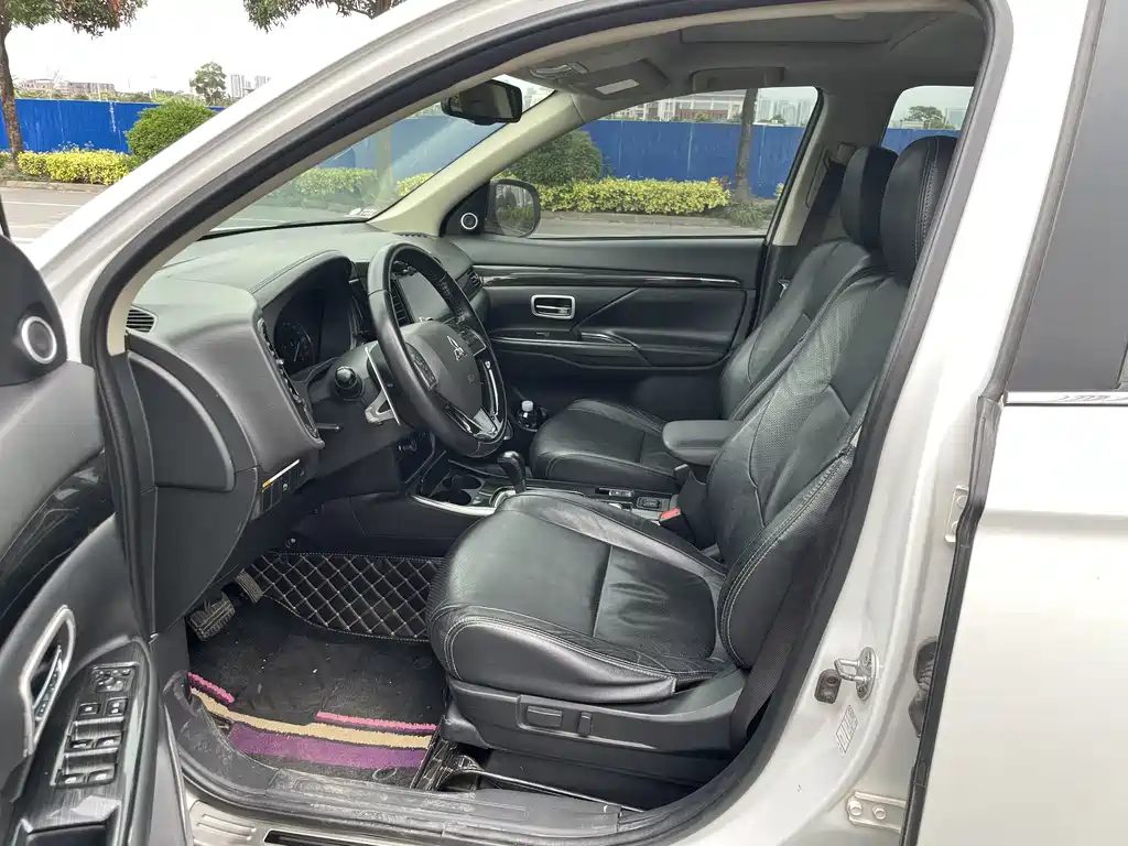 MITSUBISHI OUTLANDER