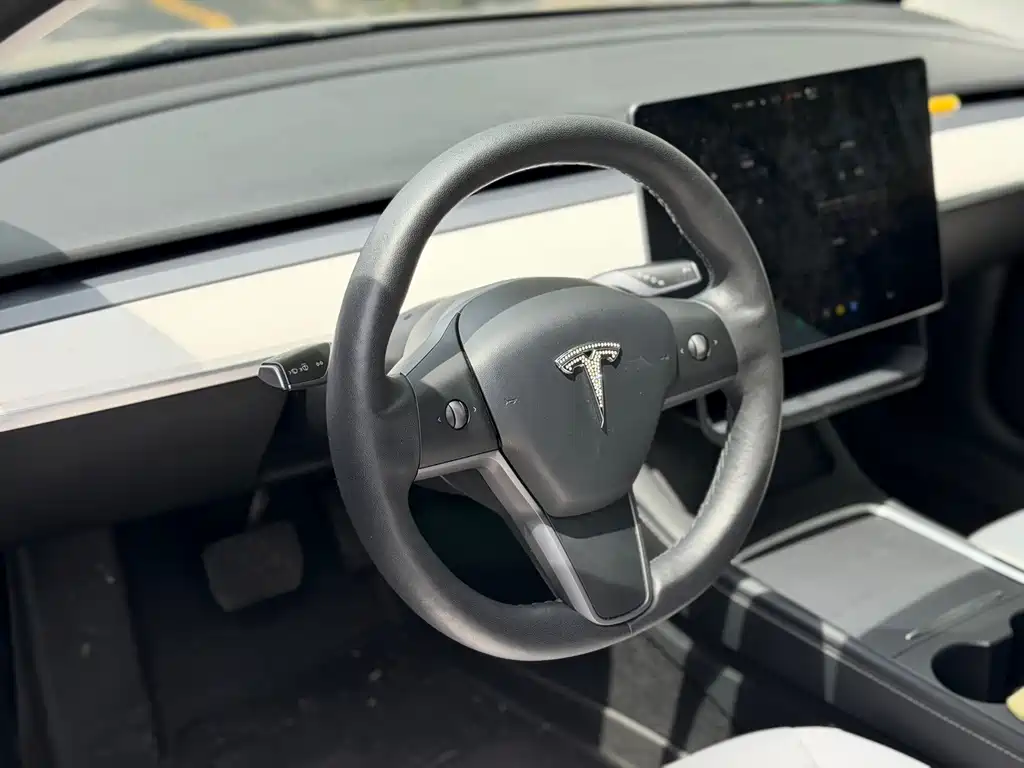 Tesla Model 3 — миниатюра 4