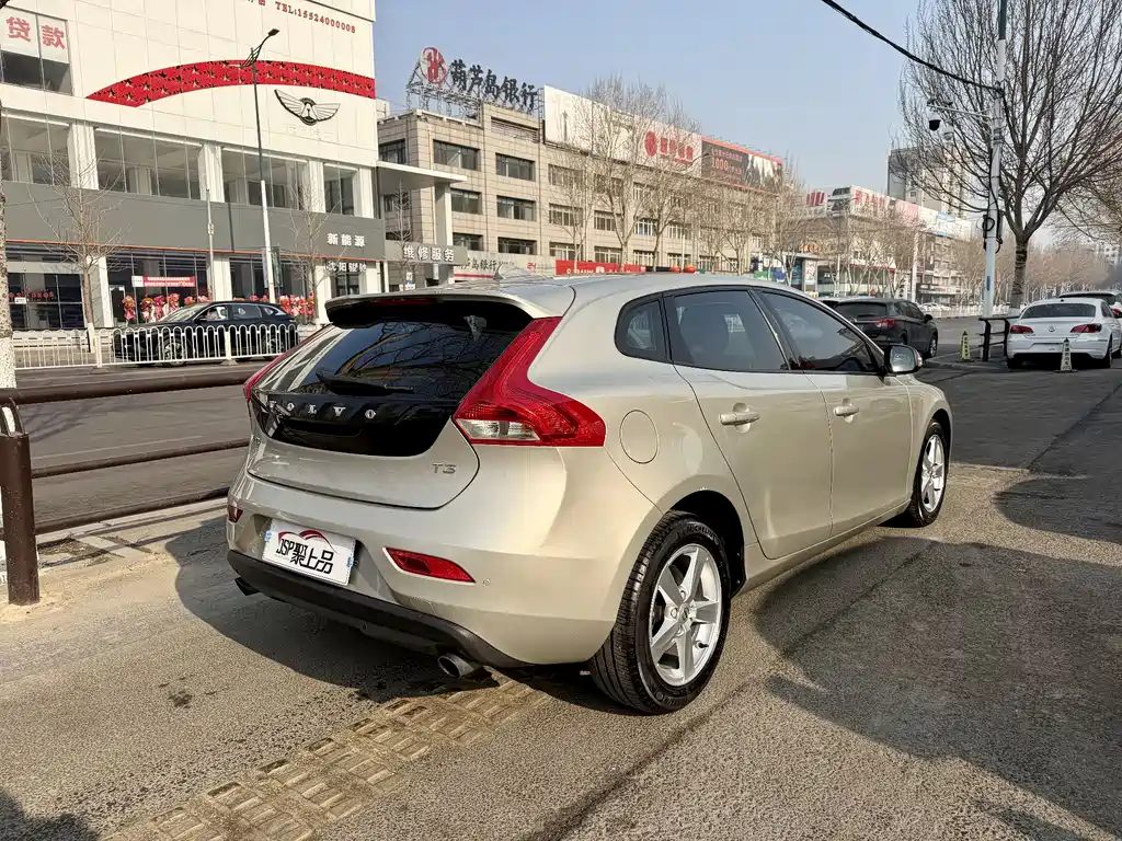 VOLVO V40