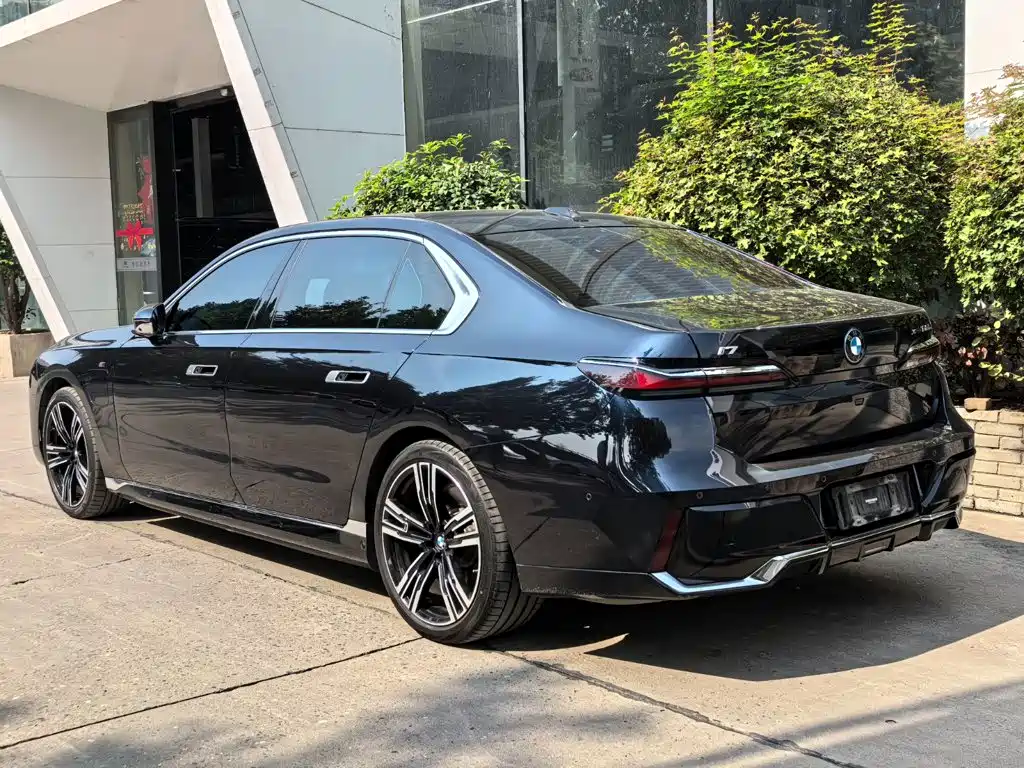 BMW i7