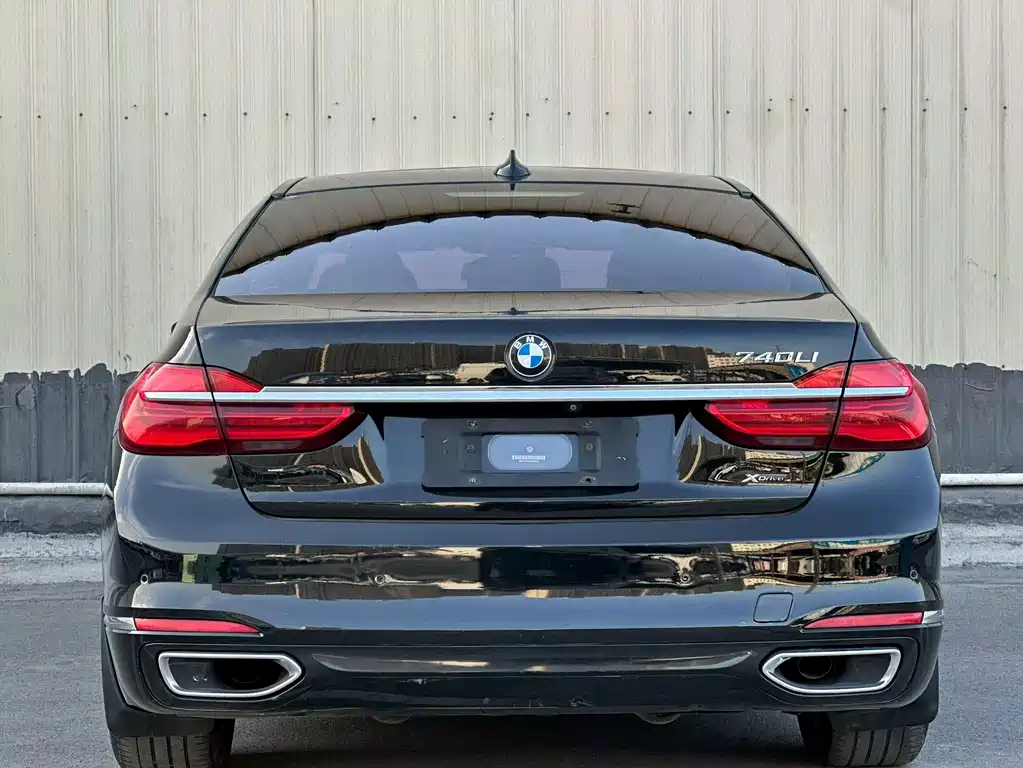 BMW 7 Series — миниатюра 8