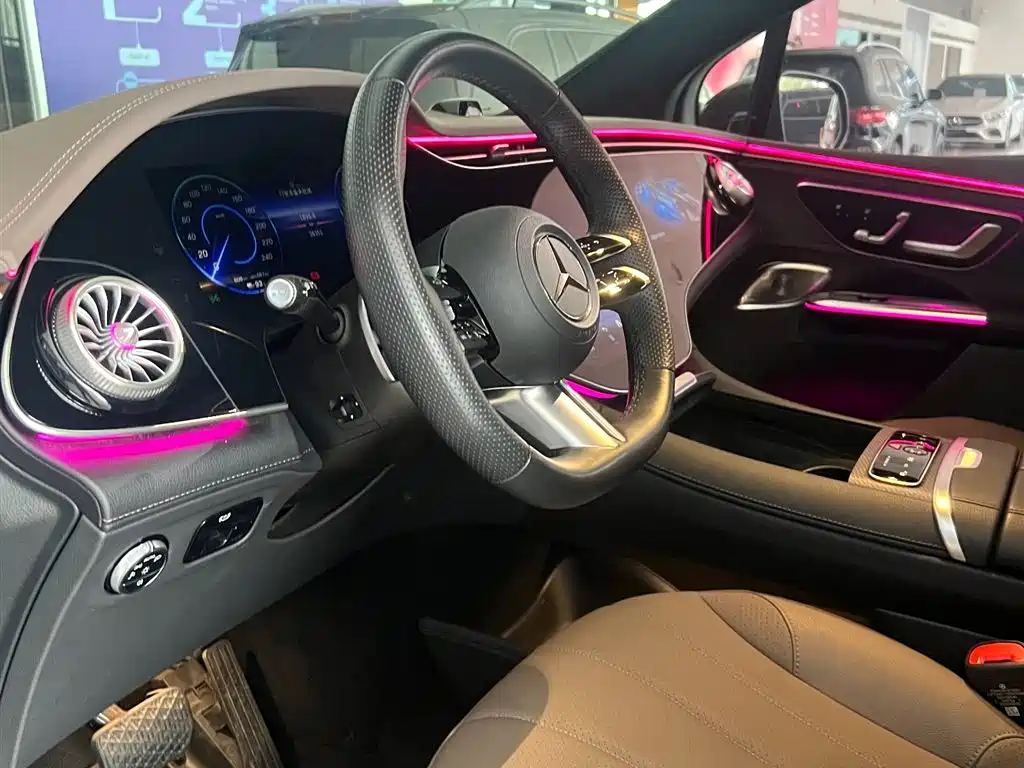 Mercedes-Benz EQE SUV — миниатюра 12