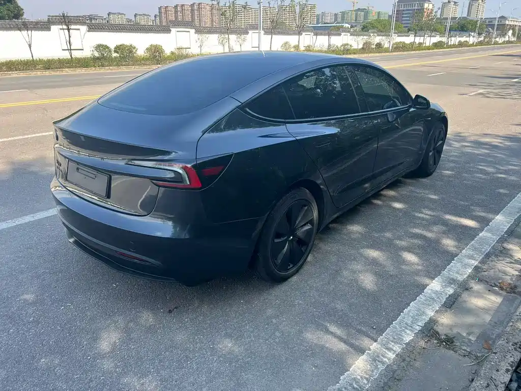 Tesla Model 3 — миниатюра 4