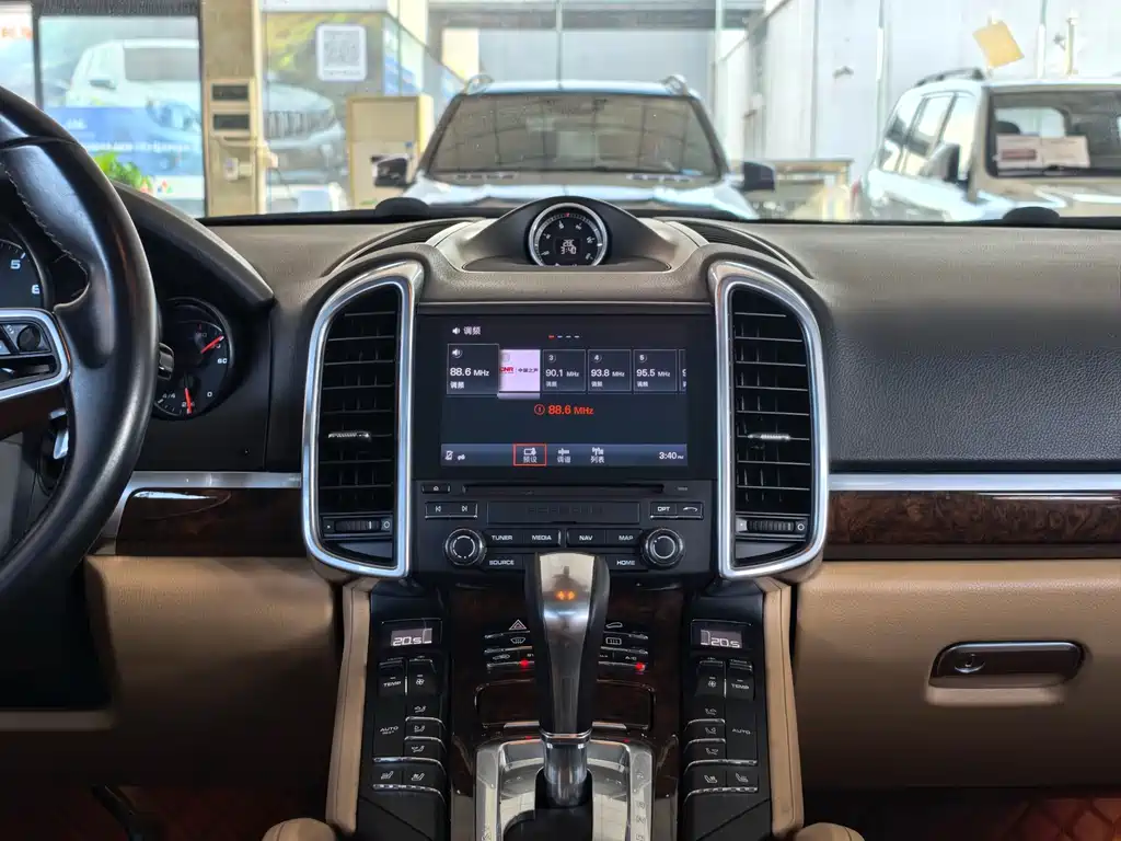 Porsche Cayenne — миниатюра 11