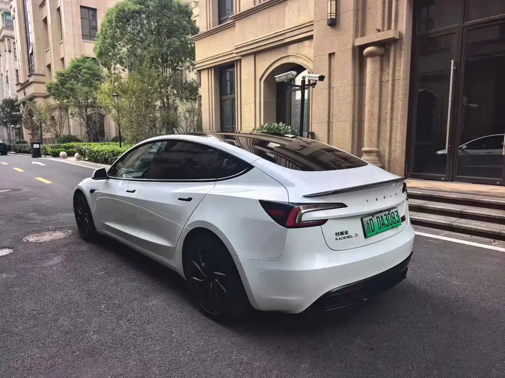 Tesla Model 3 — миниатюра 8