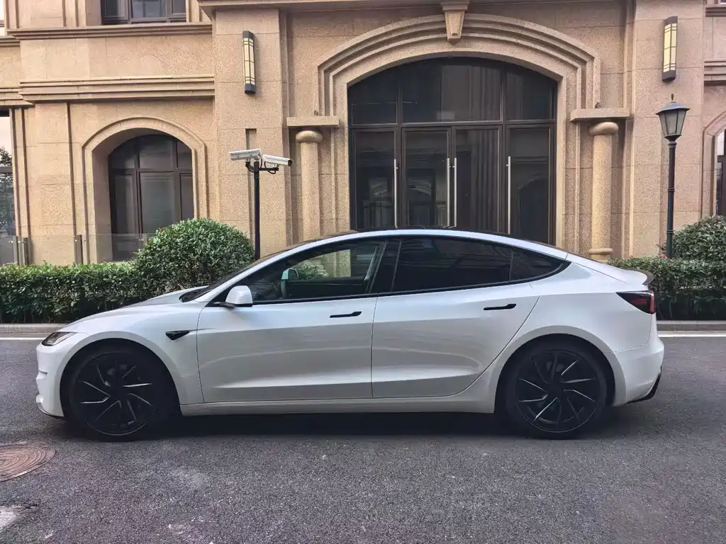 Tesla Model 3 — миниатюра 3