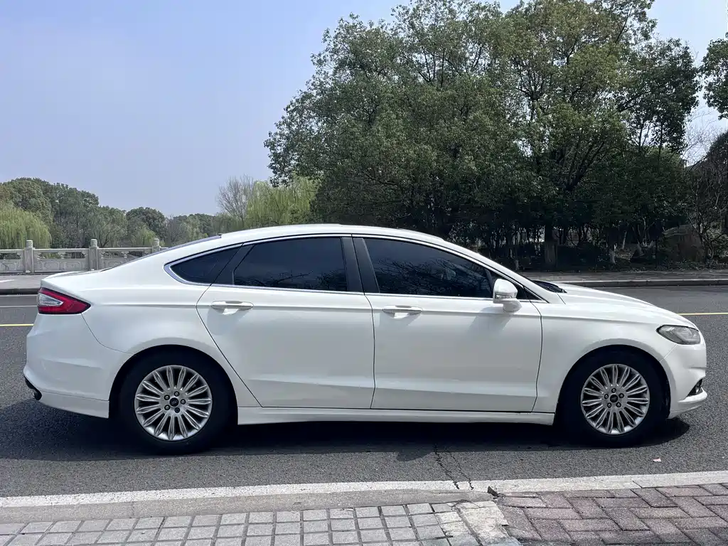 Ford Mondeo 2013 2.0L GTDi200 Fashion