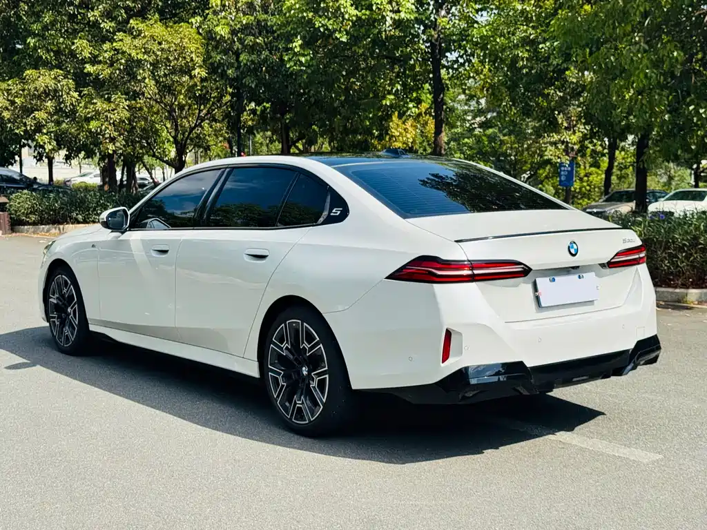 BMW 5 Series — миниатюра 7