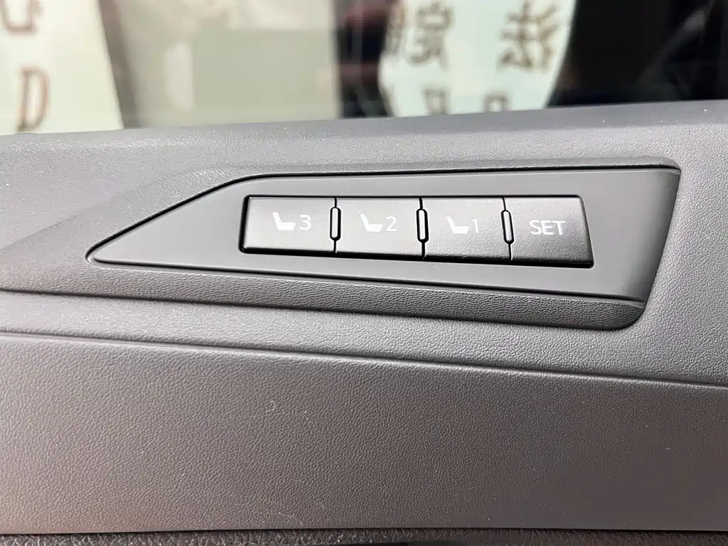 Toyota Alphard — миниатюра 20