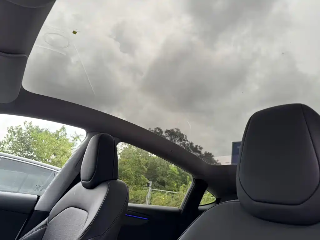 Tesla Model Y — миниатюра 12