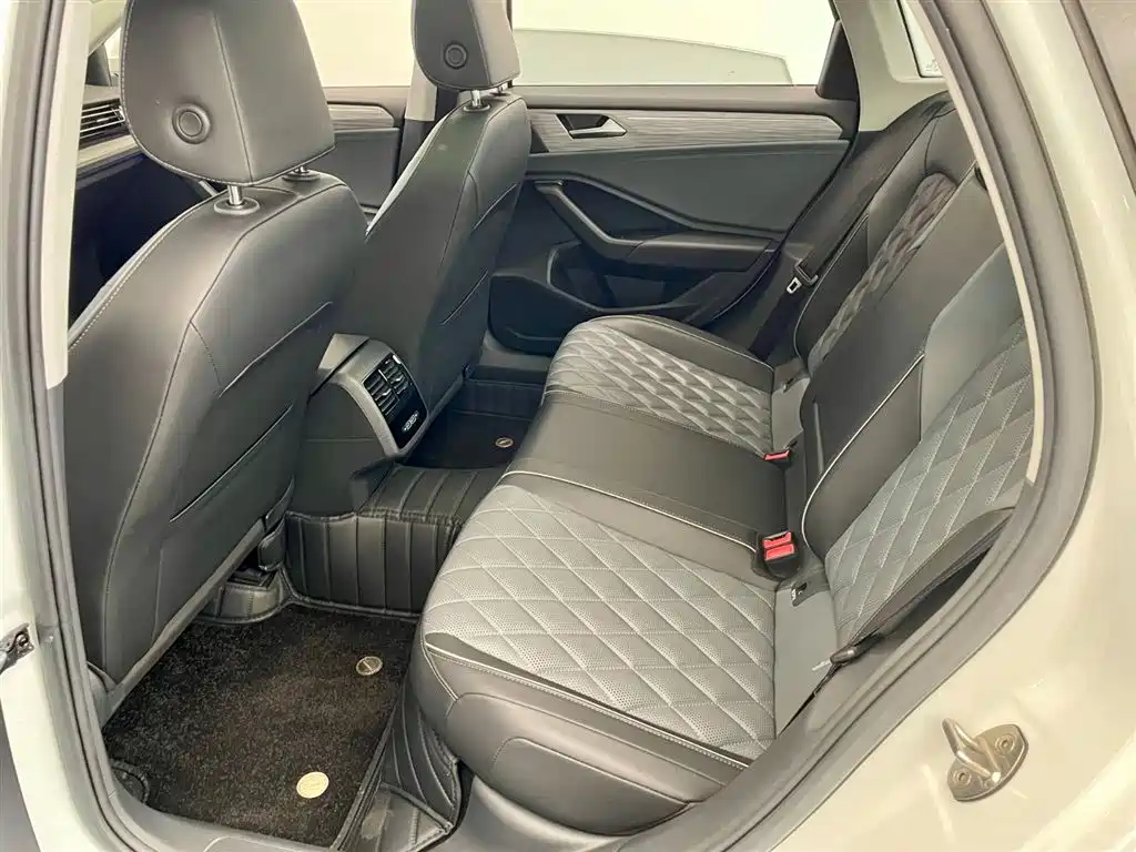 Volkswagen Sagitar 2023 300TSI DSG
