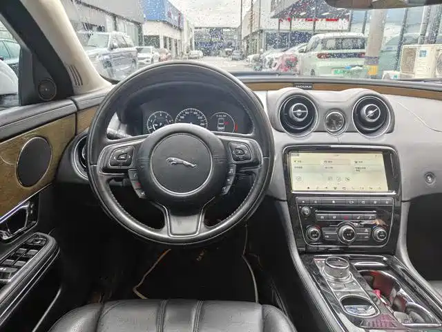 Jaguar XJ — миниатюра 9