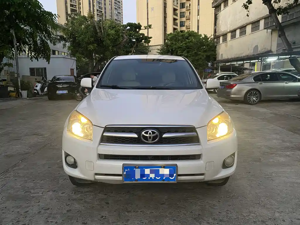 Toyota RAV4 — миниатюра 4
