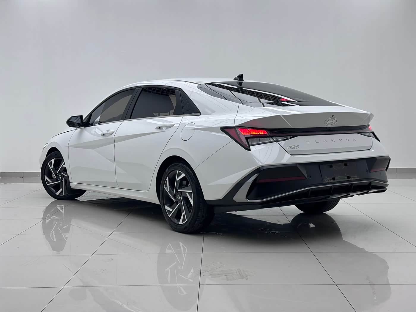 Hyundai Elantra 1.5 л 2023 г. Белый, пробег 21000 км