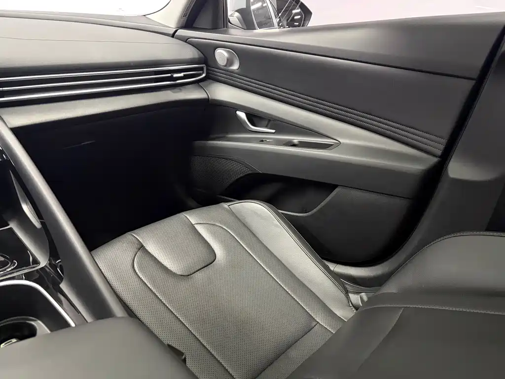Hyundai Elantra — миниатюра 10