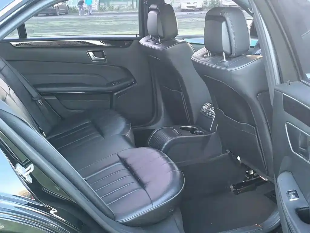 Mercedes-Benz E-Class — миниатюра 9