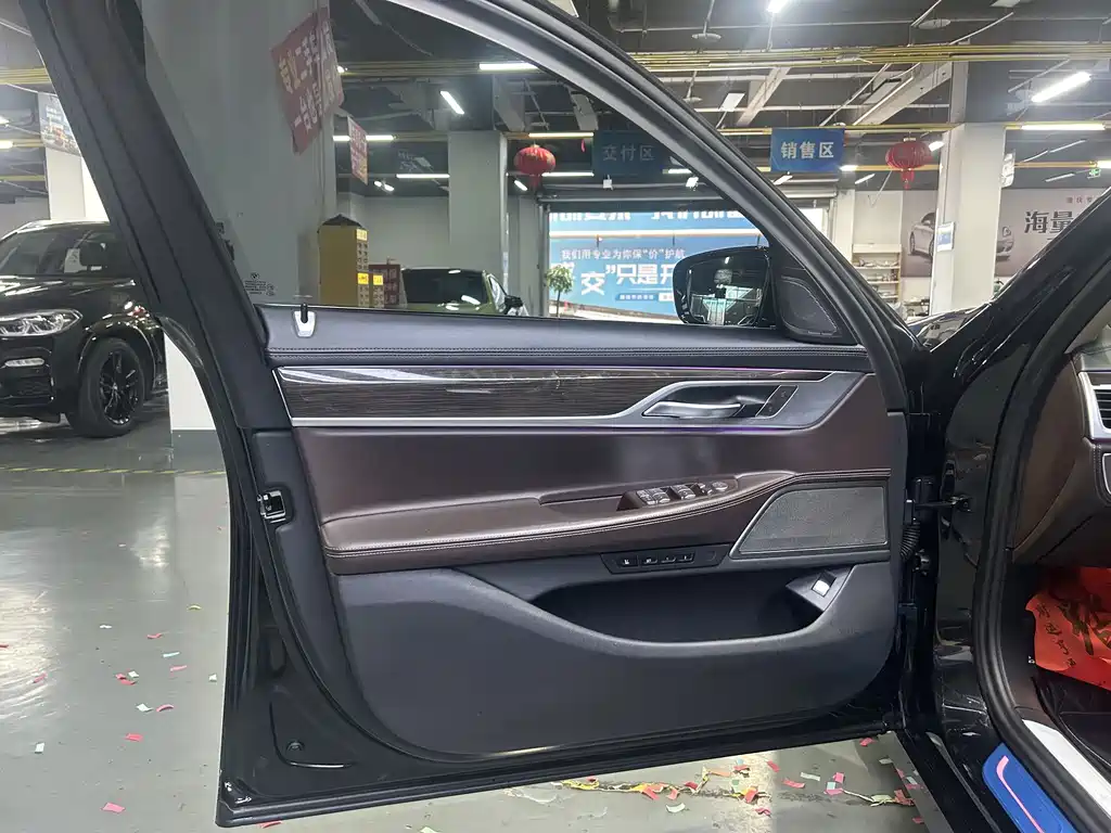 BMW 7 Series — миниатюра 8