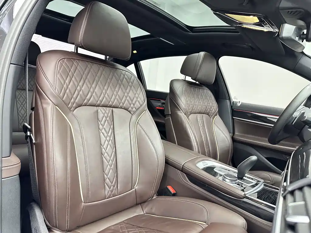BMW 7 Series — миниатюра 17