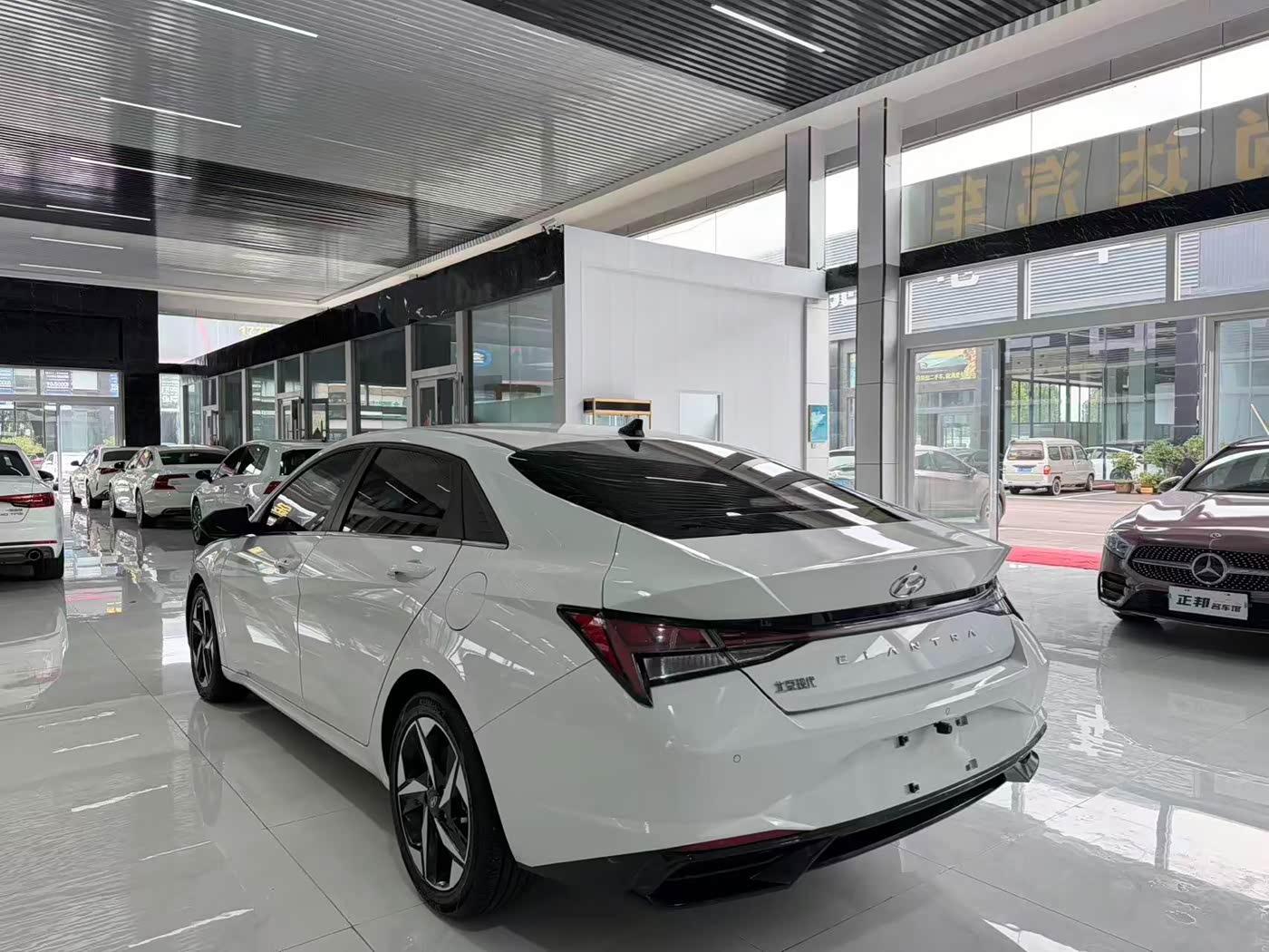 Hyundai Elantra 1.5 л 2022 г. Белый, пробег 39000 км
