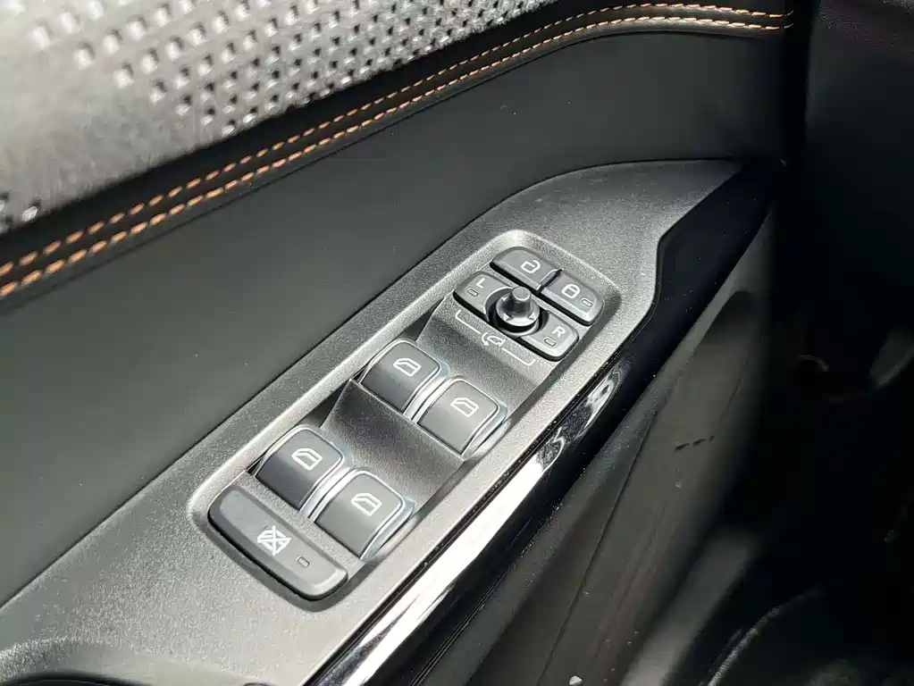 Lynk & Co 02 Hatchback — миниатюра 25