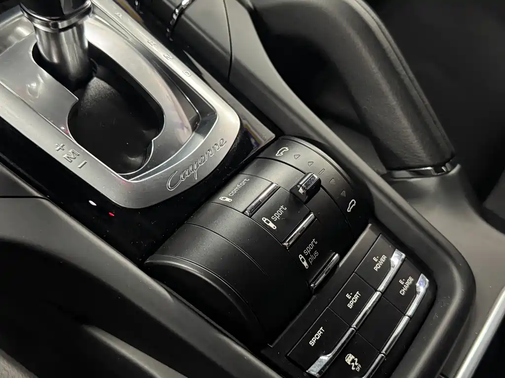 Porsche Cayenne Hybrid — миниатюра 5