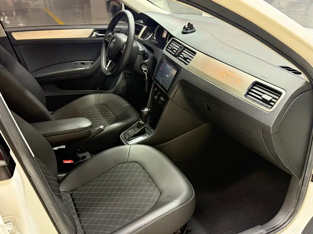 Skoda Rapid — миниатюра 12