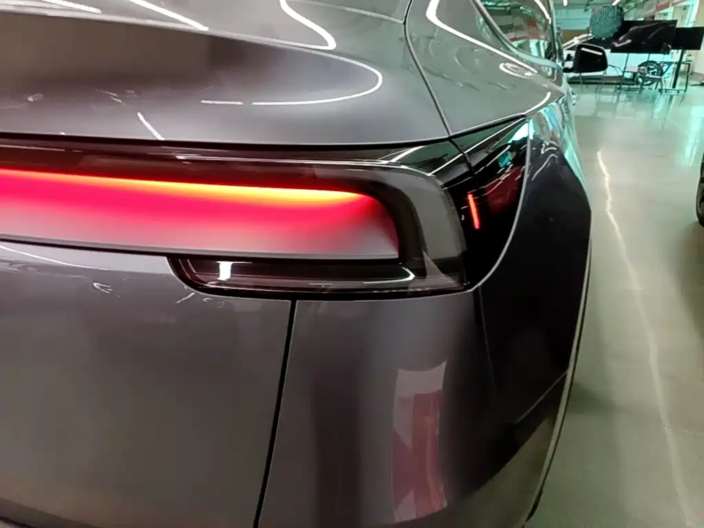 Tesla Model Y — миниатюра 8