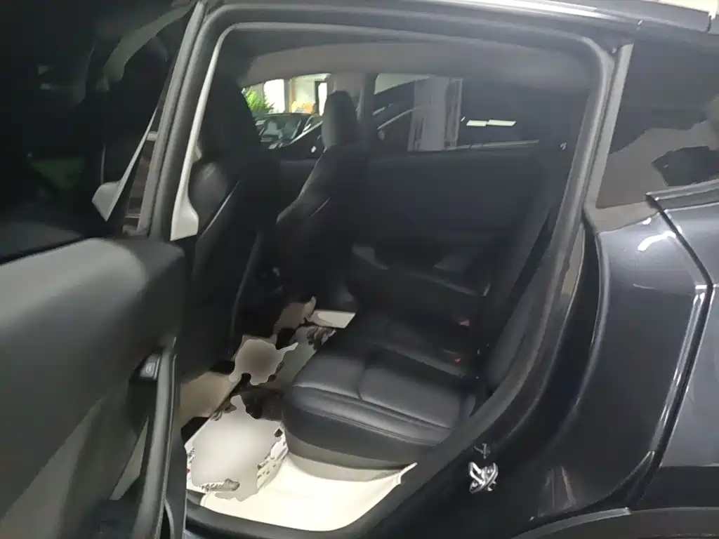 Tesla Model Y — миниатюра 17