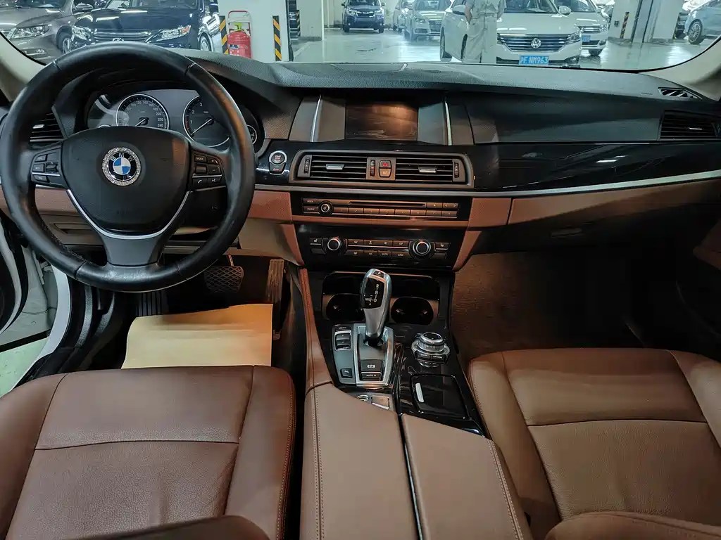 BMW 5 Series — миниатюра 9