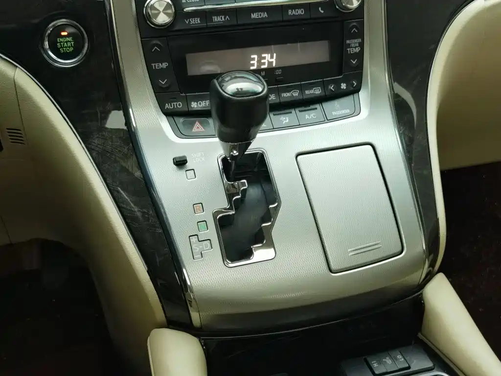 Toyota Alphard — миниатюра 13