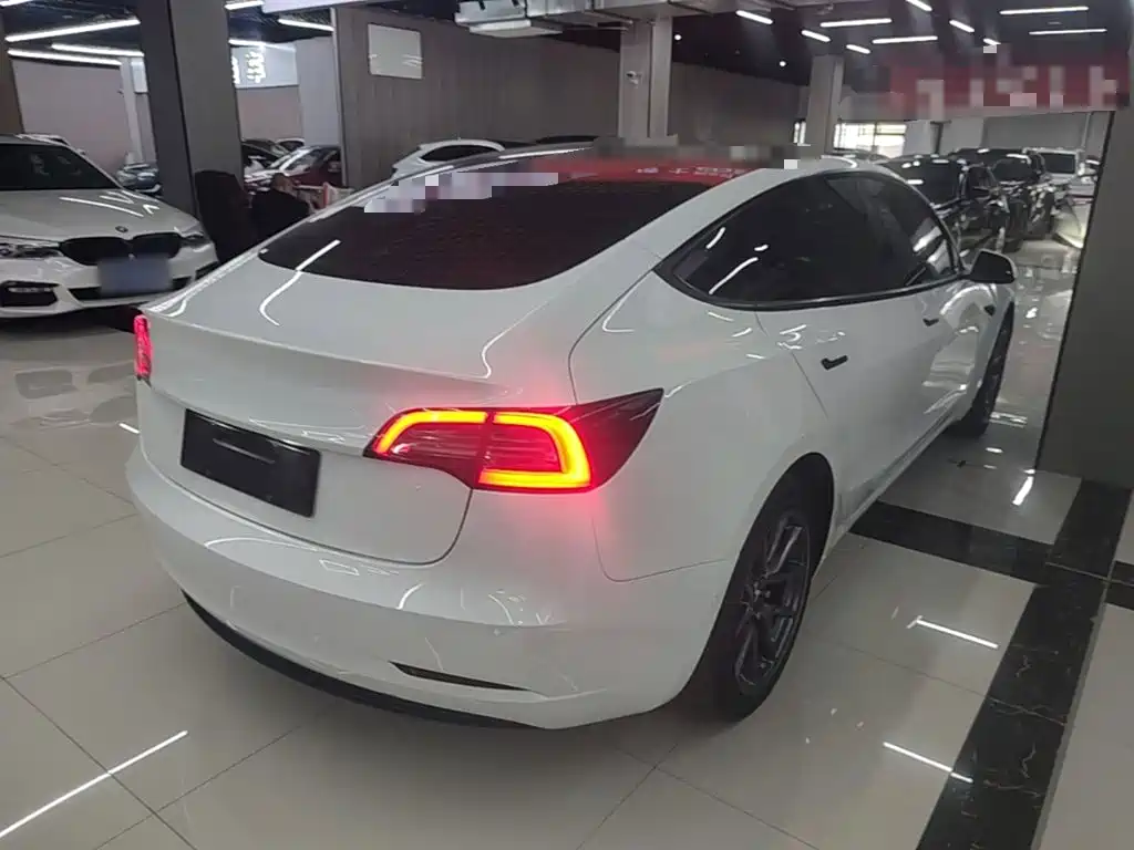Tesla Model 3 — миниатюра 7