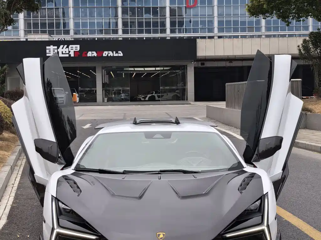 LAMBORGHINI REVUELTO