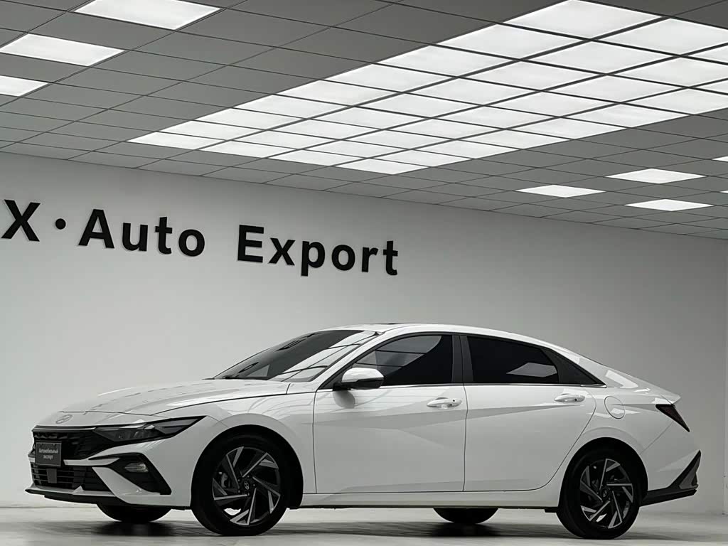 Hyundai Elantra 1.5 л 2023 г. Белый, пробег 20000 км