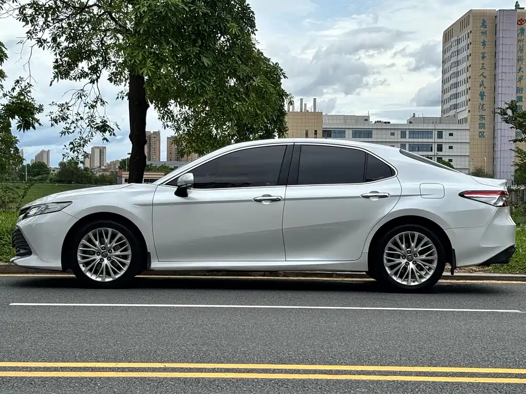 Toyota Camry — миниатюра 5
