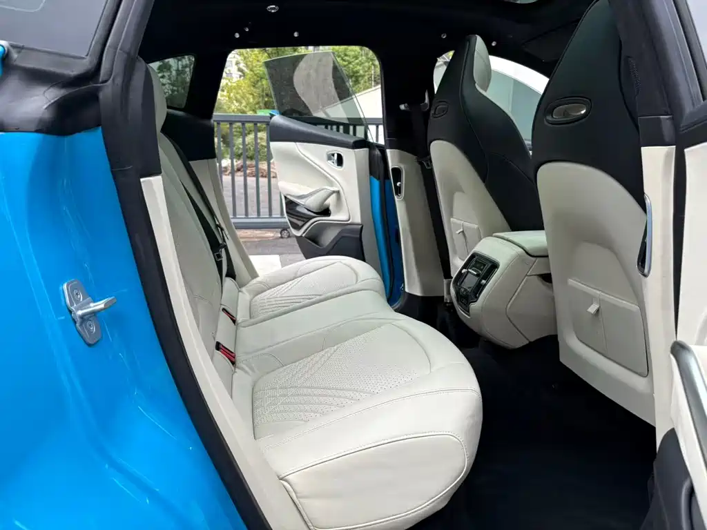 Aston Martin DBX — миниатюра 13