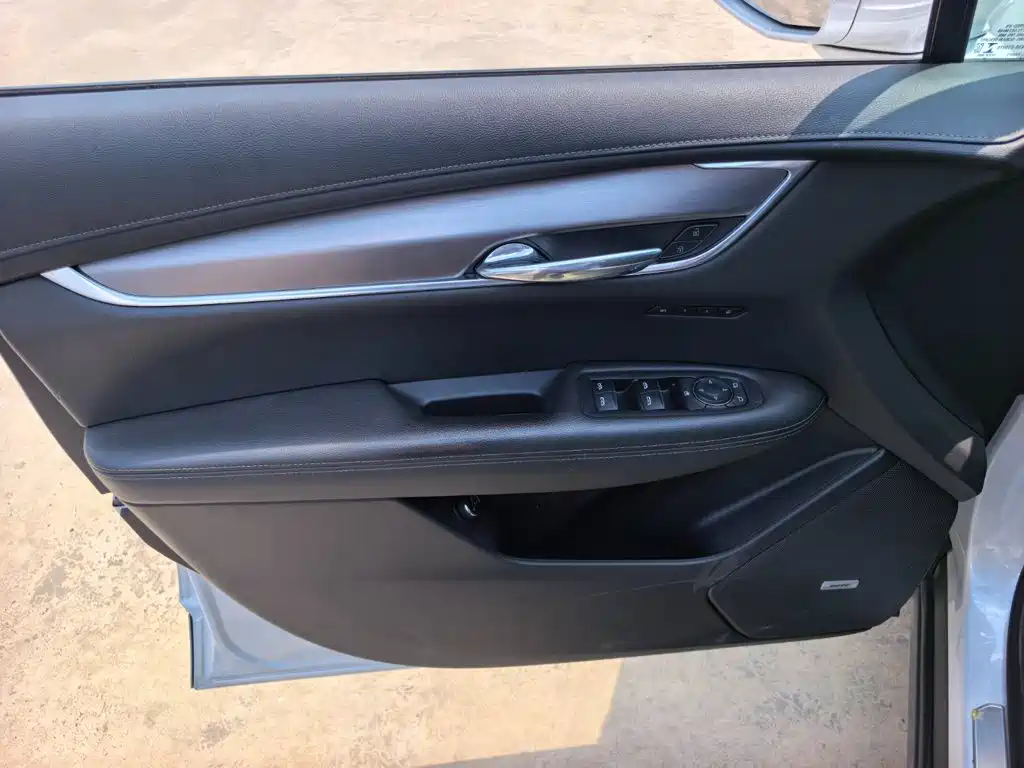 Cadillac XT6 2020 28T мест
