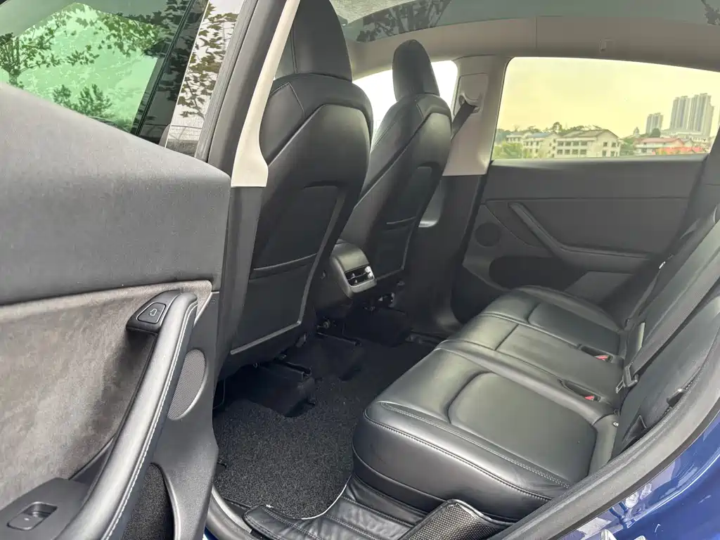 Tesla Model Y — миниатюра 10