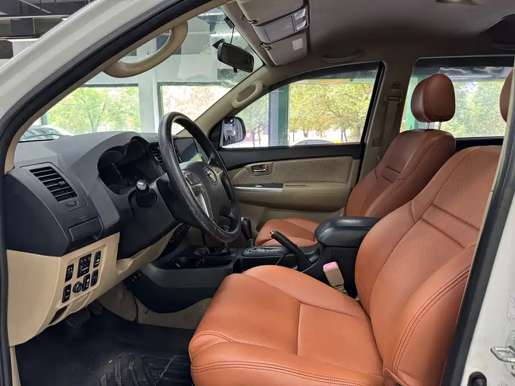 Toyota Fortuner — миниатюра 5