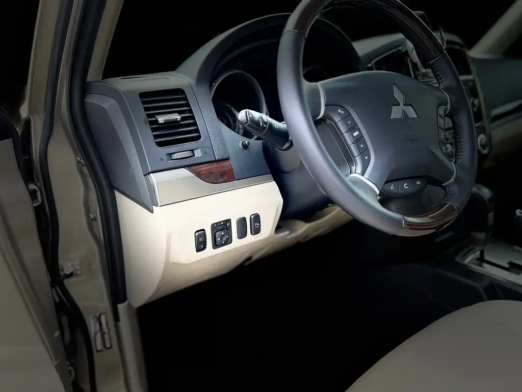 Mitsubishi Pajero (Import) — миниатюра 15