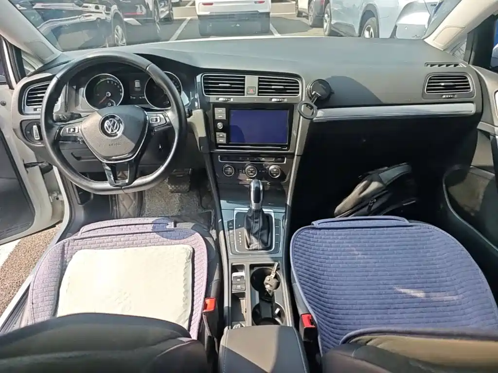 Volkswagen Golf ·