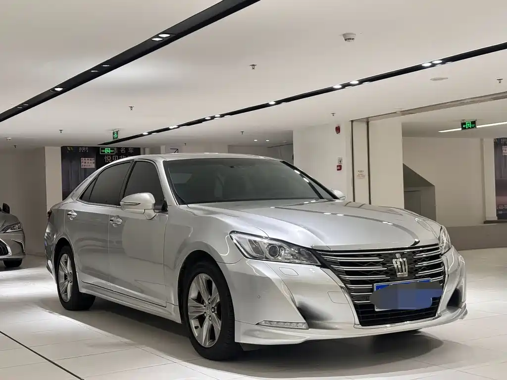 Toyota Crown — миниатюра 3